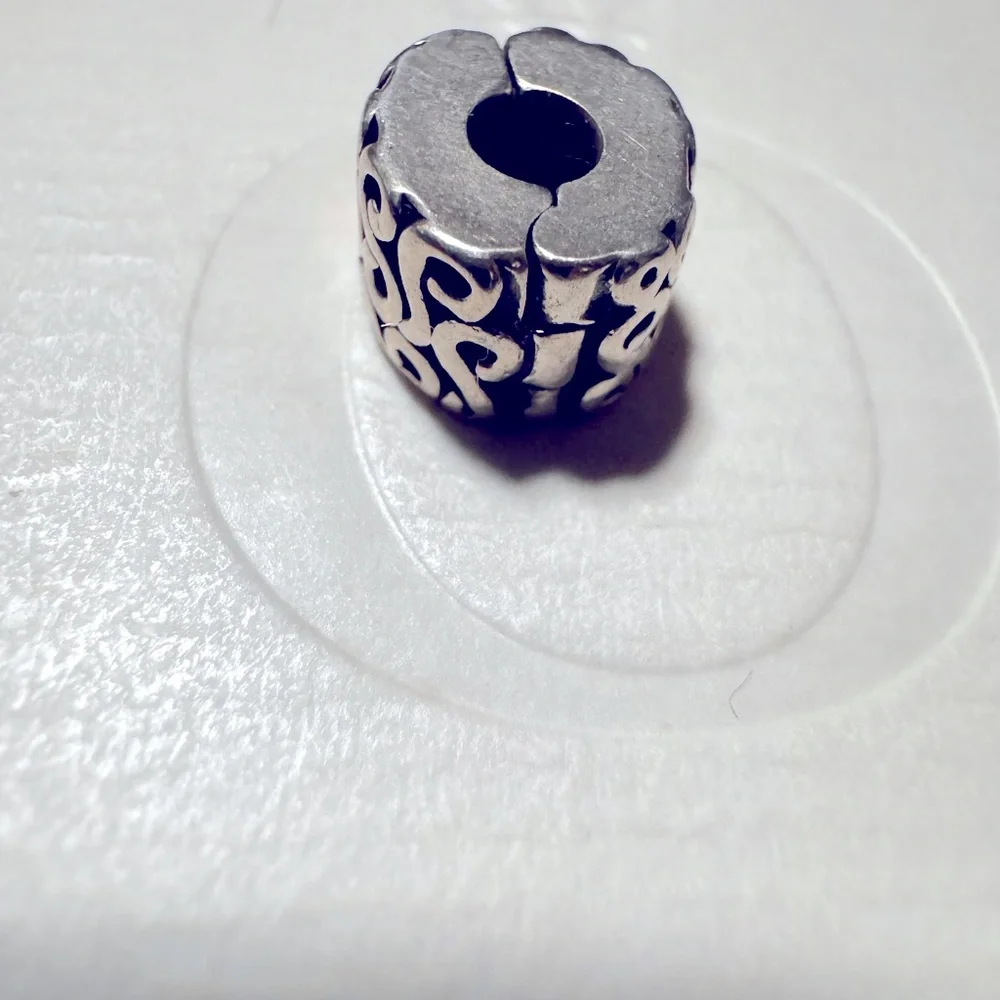 Authentic PANDORA SILVER SWIRL SERPENTINE CLIP CHARM - Picture 2 of 3